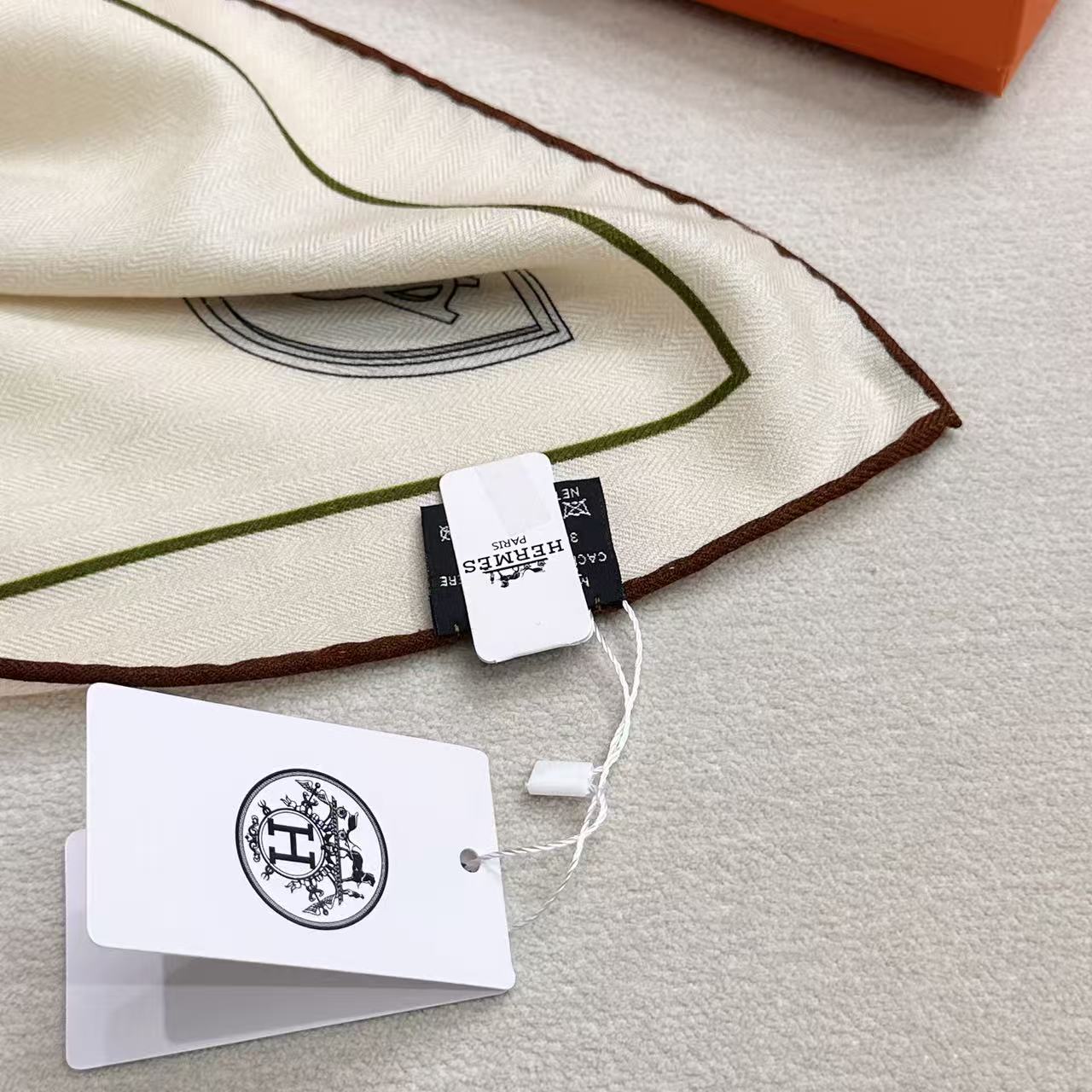 【高品质】 上新❤️ 爱马仕 |  (清晨漫步)大三角巾 | 手工卷边山羊绒和真丝混纺大三角巾（70%山羊绒，30%桑蚕