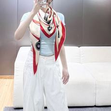 【高品质】 上新❤️ 爱马仕 | (清晨漫步)大三角巾 | 手工卷边山羊绒和真丝混纺大三角巾(70%山羊绒,30%桑蚕 【高品质】 上新❤️ 爱马仕 | (清晨漫步)大三角巾 | 手工卷边山羊绒和真丝混纺大三角巾(70%山羊绒,30%桑蚕