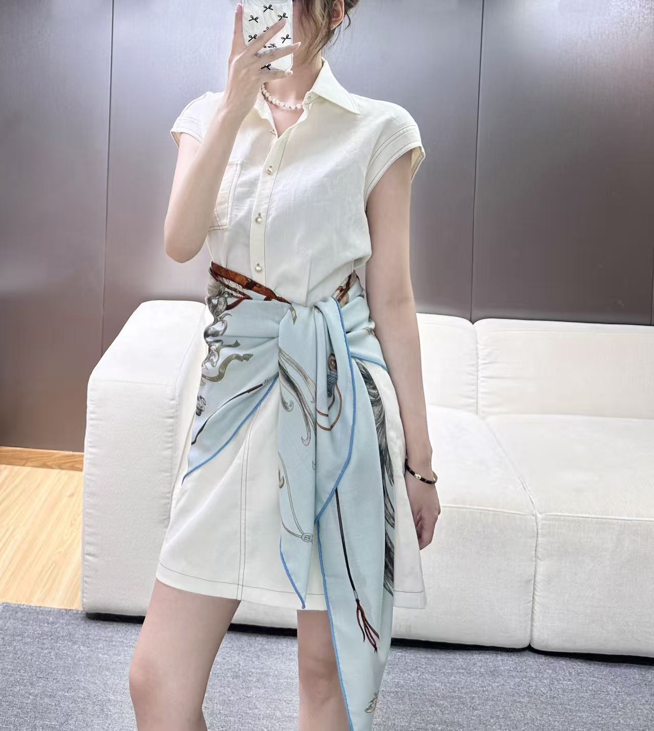 “纵意驰骋”140方巾-Hermes  丝巾名称：纵意驰骋 设计师：Thibaut Rassat 尺寸：135*136厘