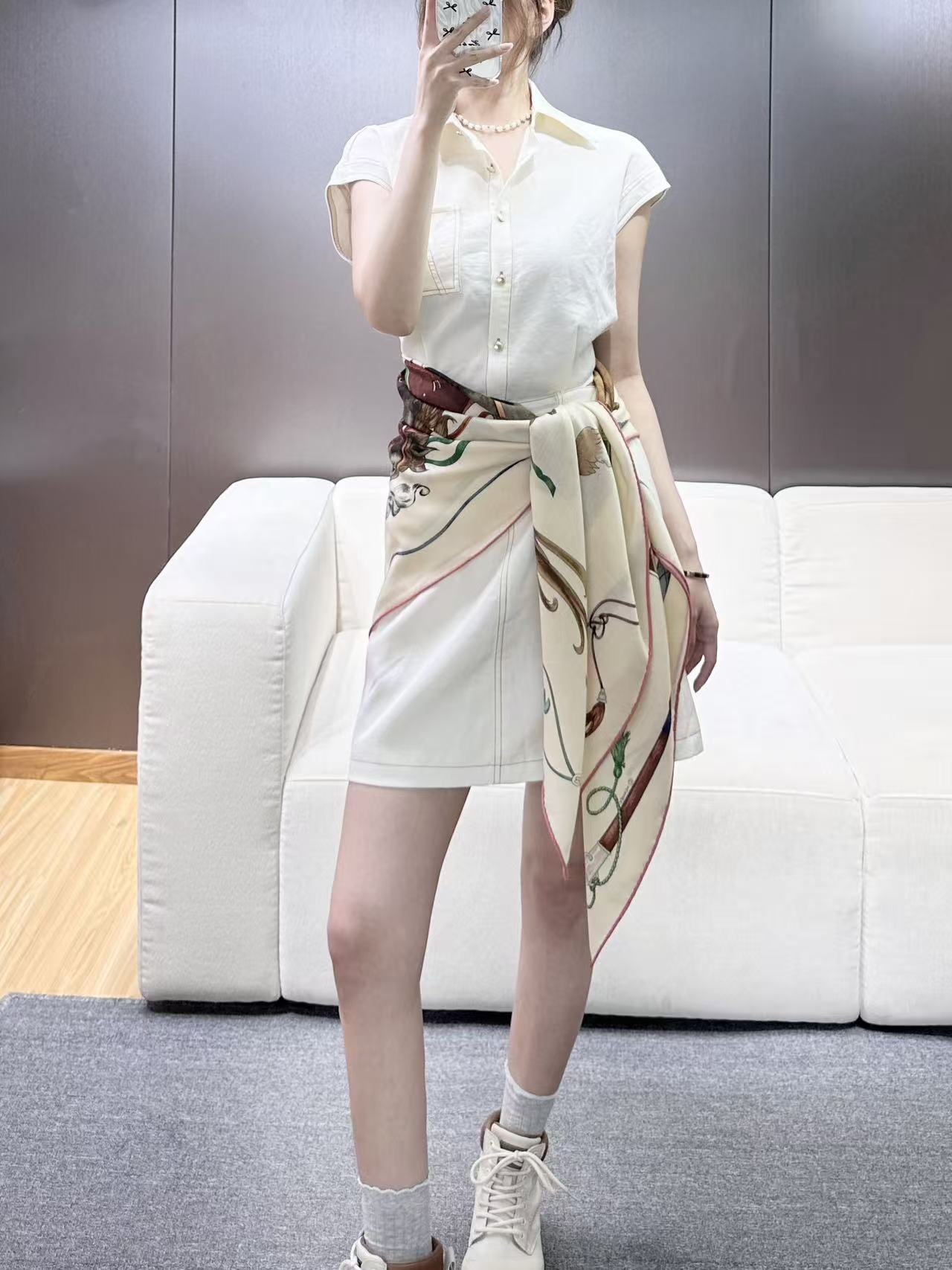 “纵意驰骋”140方巾-Hermes 丝巾名称:纵意驰骋 设计师:Thibaut Rassat 尺寸:135*136厘 “纵意驰骋”140方巾-Hermes 丝巾名称:纵意驰骋 设计师:Thibaut Rassat 尺寸:135*136厘