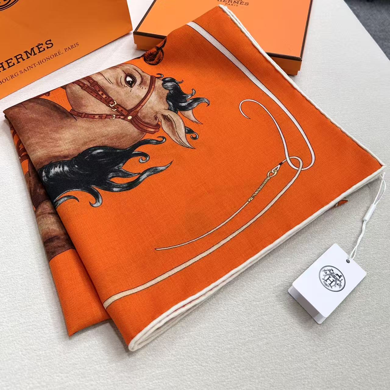 “纵意驰骋”140方巾-Hermes 丝巾名称:纵意驰骋 设计师:Thibaut Rassat 尺寸:135*136厘 “纵意驰骋”140方巾-Hermes 丝巾名称:纵意驰骋 设计师:Thibaut Rassat 尺寸:135*136厘