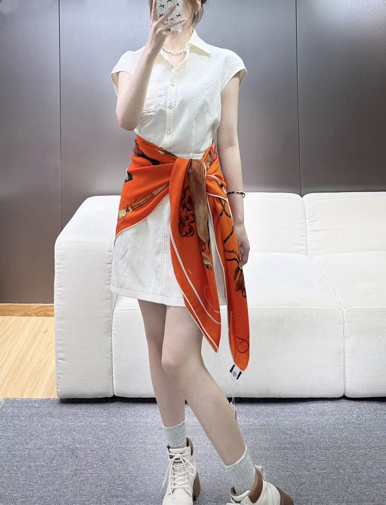 “纵意驰骋”140方巾-Hermes 丝巾名称:纵意驰骋 设计师:Thibaut Rassat 尺寸:135*136厘 “纵意驰骋”140方巾-Hermes 丝巾名称:纵意驰骋 设计师:Thibaut Rassat 尺寸:135*136厘