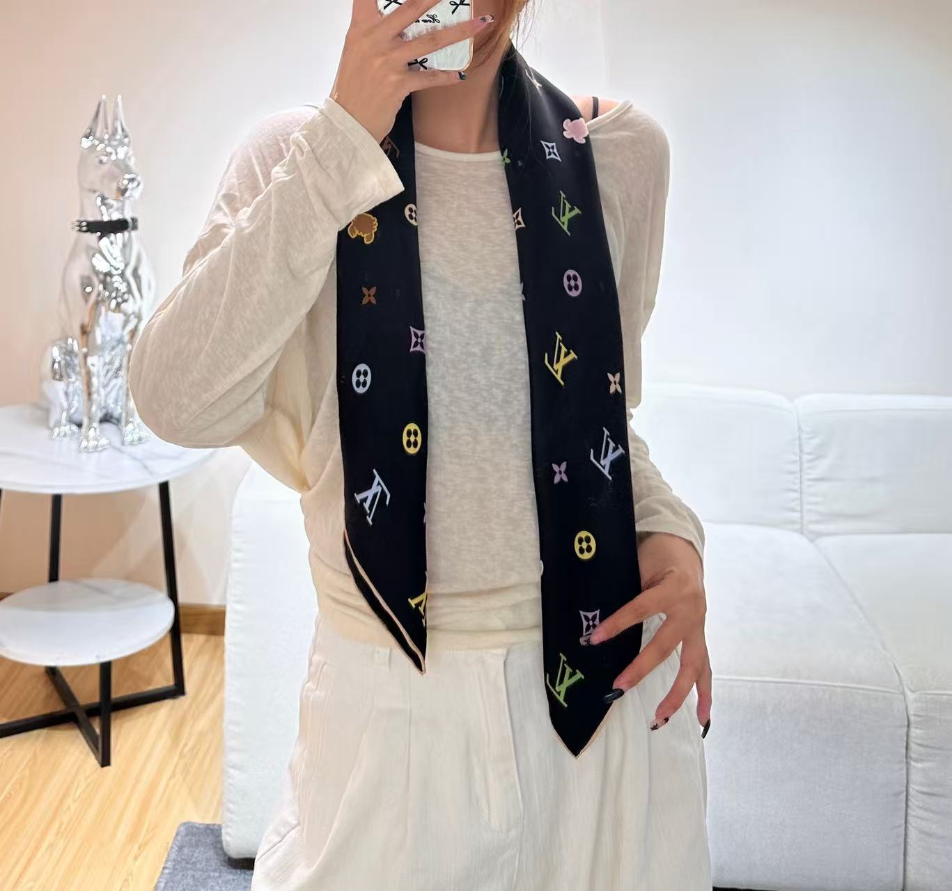 🆕   上新❤️Lv-90双面，方巾以四叶草、海底为灵感，以工致笔触为华美桑蚕丝描绘瞩目设计。LV和动物Monogram