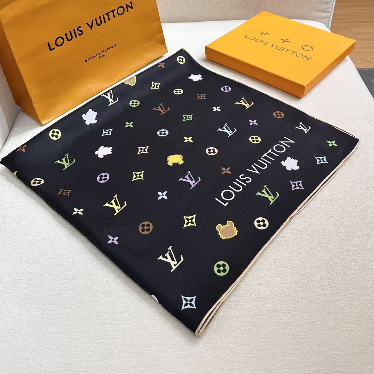 🆕   上新❤️Lv-90双面，方巾以四叶草、海底为灵感，以工致笔触为华美桑蚕丝描绘瞩目设计。LV和动物Monogram