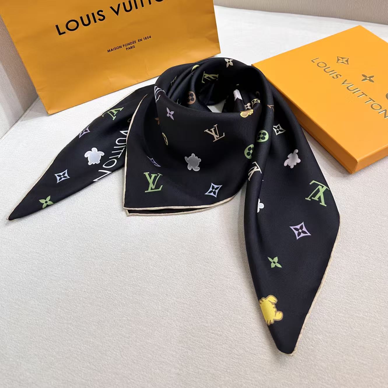 🆕   上新❤️Lv-90双面，方巾以四叶草、海底为灵感，以工致笔触为华美桑蚕丝描绘瞩目设计。LV和动物Monogram