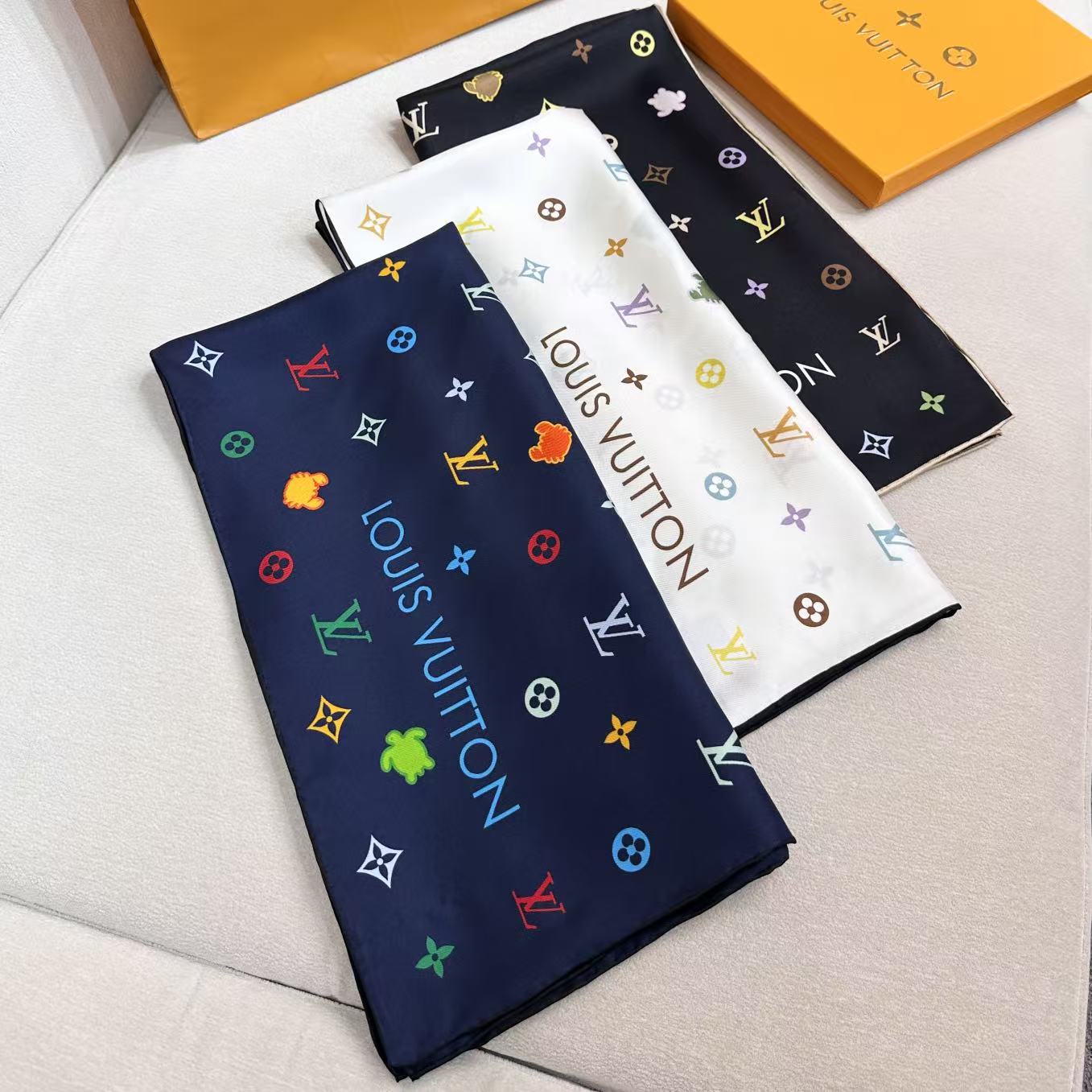 🆕   上新❤️Lv-90双面，方巾以四叶草、海底为灵感，以工致笔触为华美桑蚕丝描绘瞩目设计。LV和动物Monogram