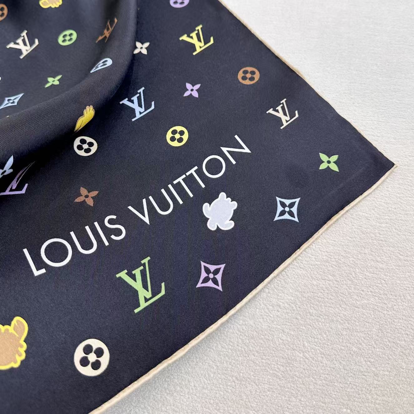 🆕   上新❤️Lv-90双面，方巾以四叶草、海底为灵感，以工致笔触为华美桑蚕丝描绘瞩目设计。LV和动物Monogram