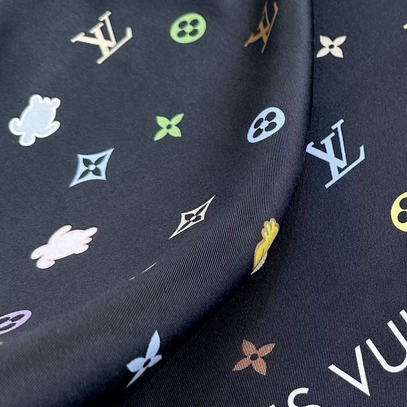 🆕   上新❤️Lv-90双面，方巾以四叶草、海底为灵感，以工致笔触为华美桑蚕丝描绘瞩目设计。LV和动物Monogram