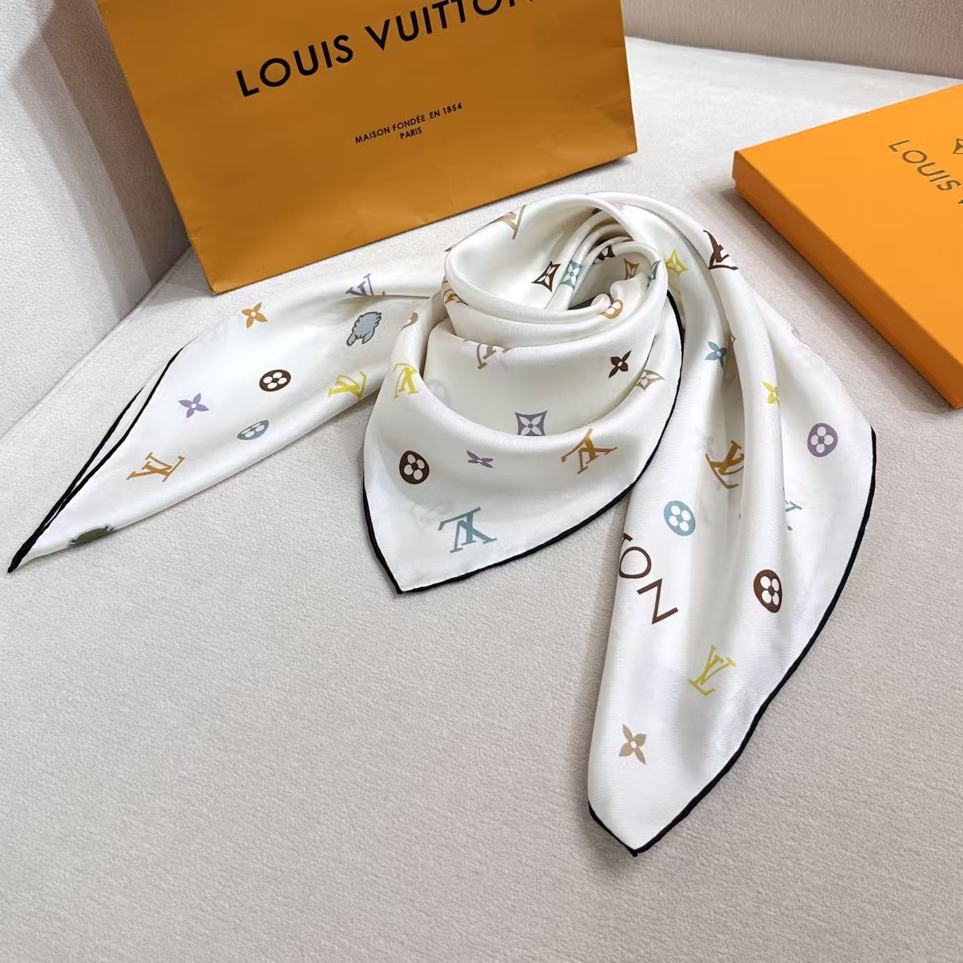 🆕   上新❤️Lv-90双面，方巾以四叶草、海底为灵感，以工致笔触为华美桑蚕丝描绘瞩目设计。LV和动物Monogram