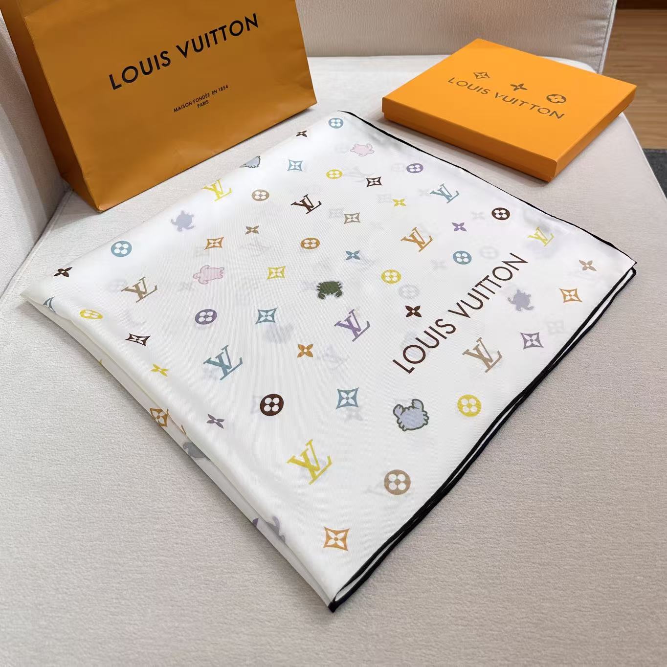 🆕   上新❤️Lv-90双面，方巾以四叶草、海底为灵感，以工致笔触为华美桑蚕丝描绘瞩目设计。LV和动物Monogram
