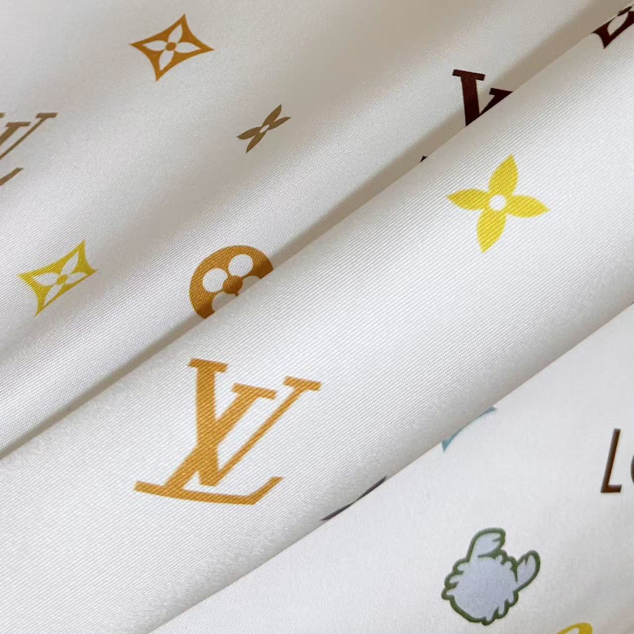 🆕   上新❤️Lv-90双面，方巾以四叶草、海底为灵感，以工致笔触为华美桑蚕丝描绘瞩目设计。LV和动物Monogram