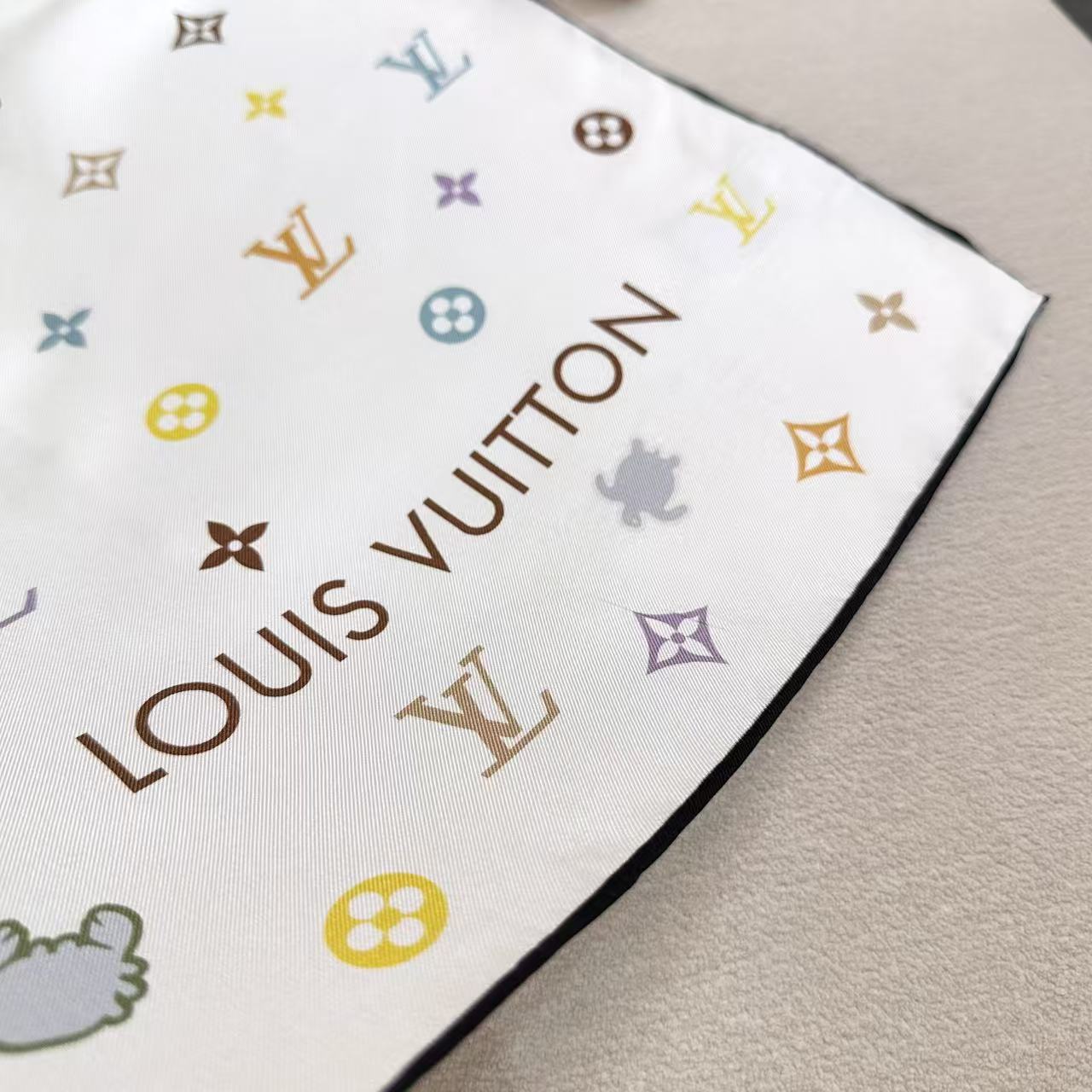 🆕   上新❤️Lv-90双面，方巾以四叶草、海底为灵感，以工致笔触为华美桑蚕丝描绘瞩目设计。LV和动物Monogram