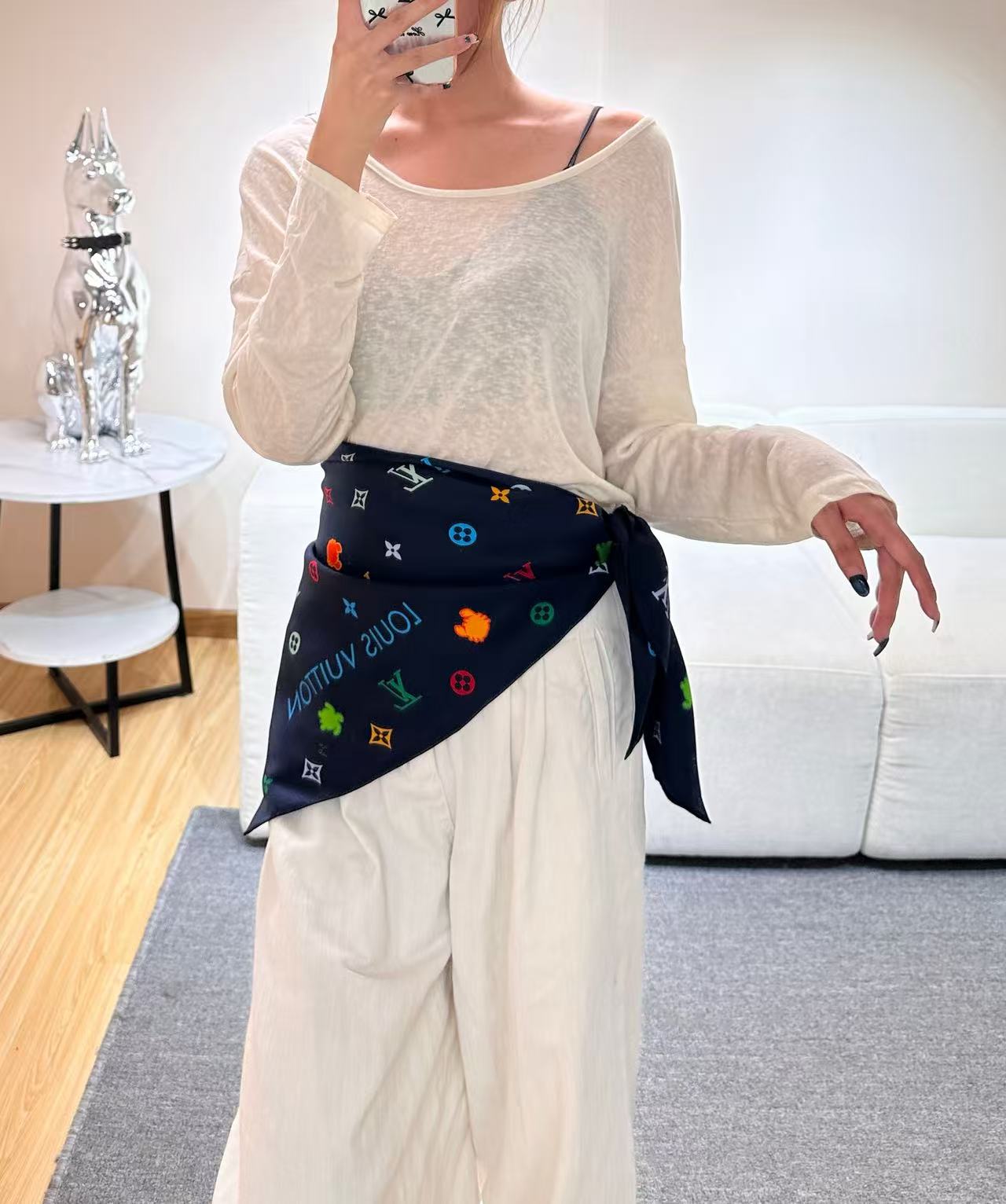 🆕   上新❤️Lv-90双面，方巾以四叶草、海底为灵感，以工致笔触为华美桑蚕丝描绘瞩目设计。LV和动物Monogram