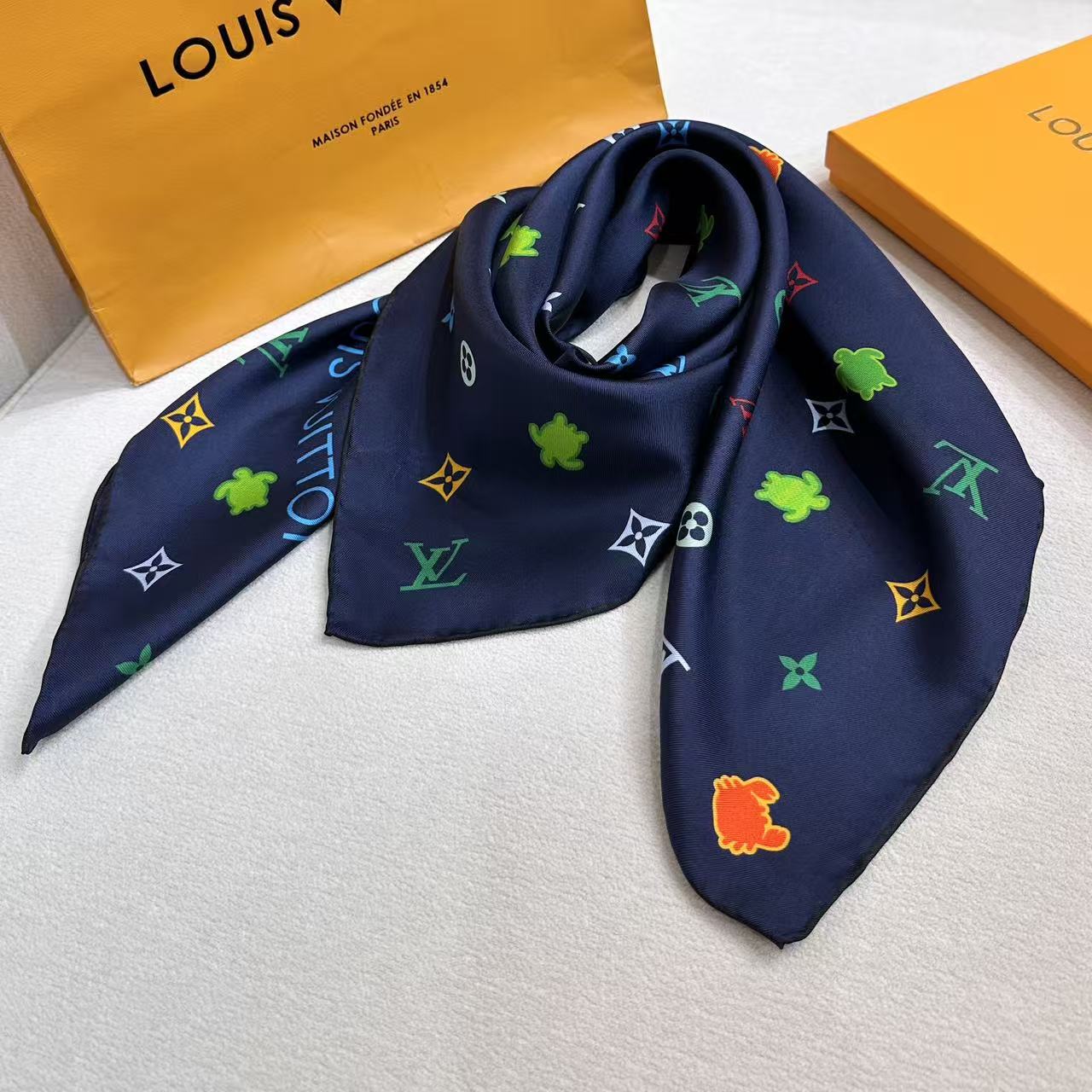 🆕   上新❤️Lv-90双面，方巾以四叶草、海底为灵感，以工致笔触为华美桑蚕丝描绘瞩目设计。LV和动物Monogram