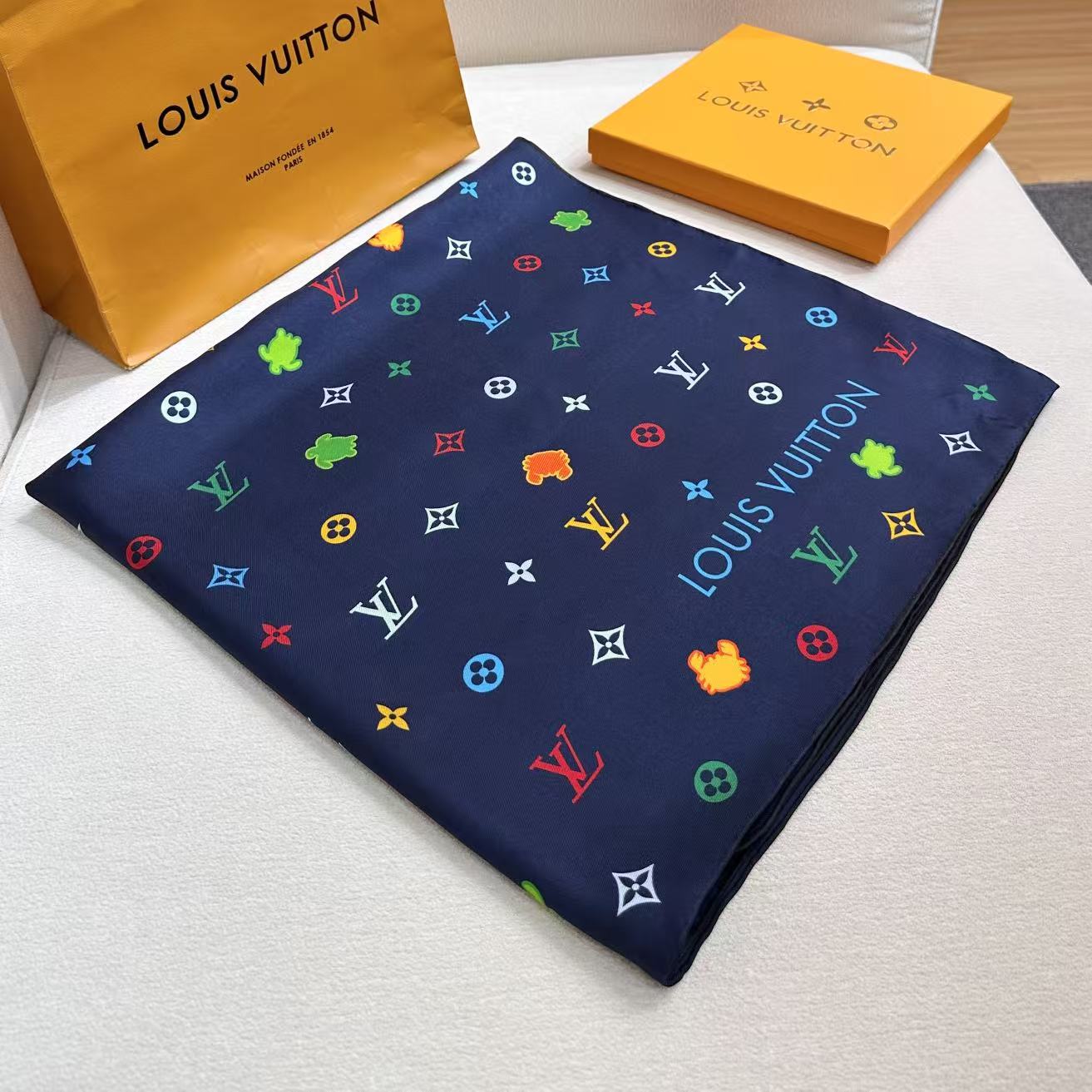 🆕   上新❤️Lv-90双面，方巾以四叶草、海底为灵感，以工致笔触为华美桑蚕丝描绘瞩目设计。LV和动物Monogram