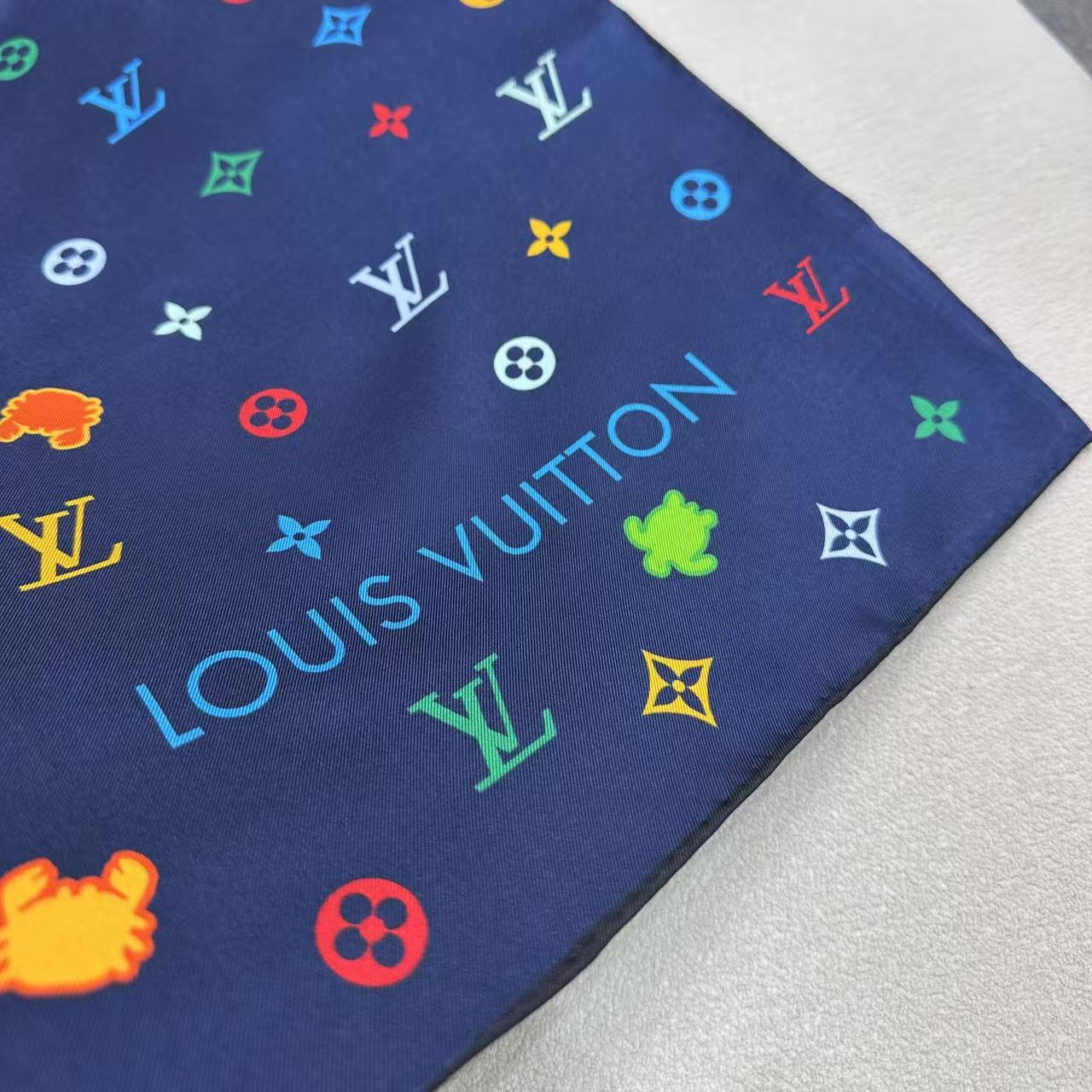 🆕   上新❤️Lv-90双面，方巾以四叶草、海底为灵感，以工致笔触为华美桑蚕丝描绘瞩目设计。LV和动物Monogram