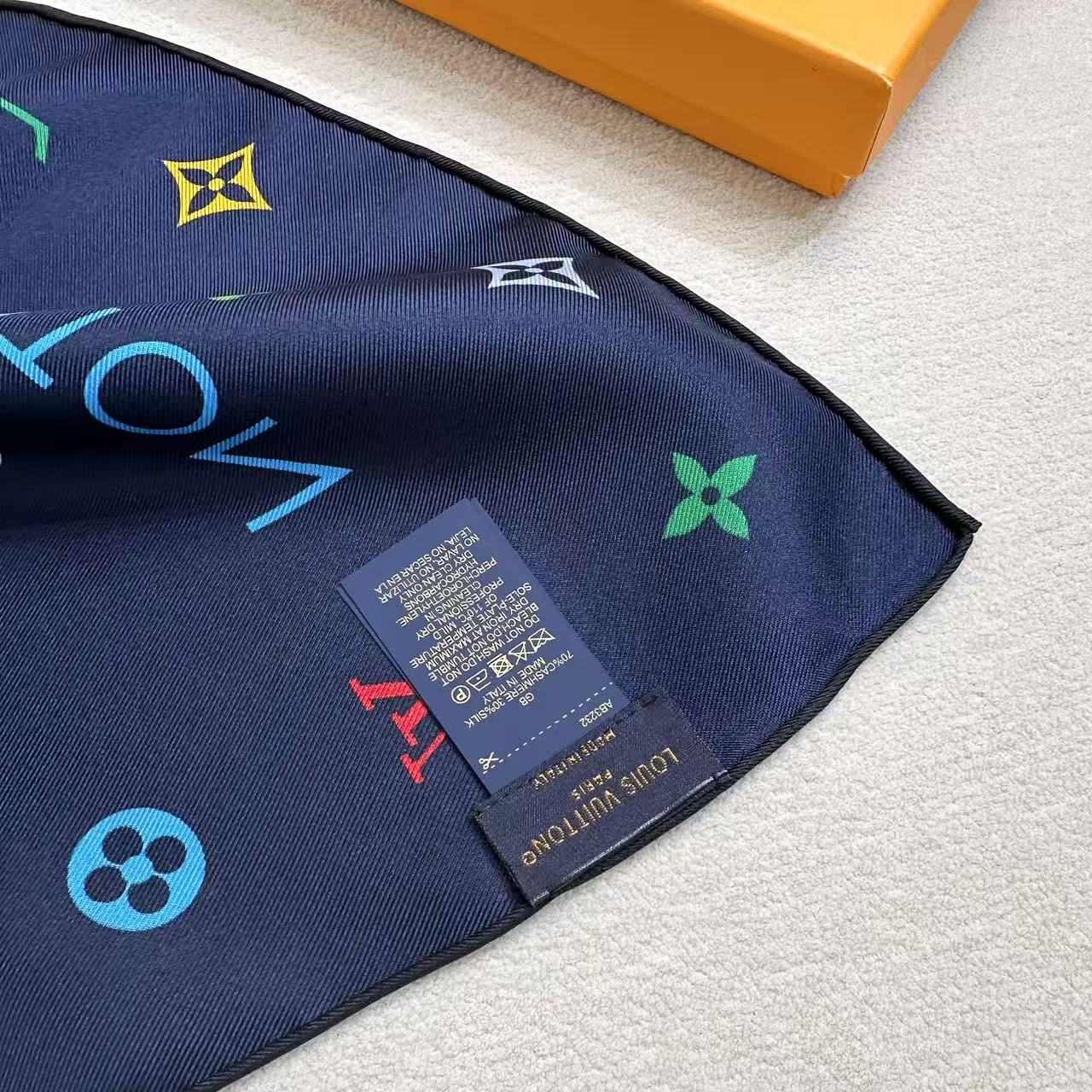 🆕   上新❤️Lv-90双面，方巾以四叶草、海底为灵感，以工致笔触为华美桑蚕丝描绘瞩目设计。LV和动物Monogram