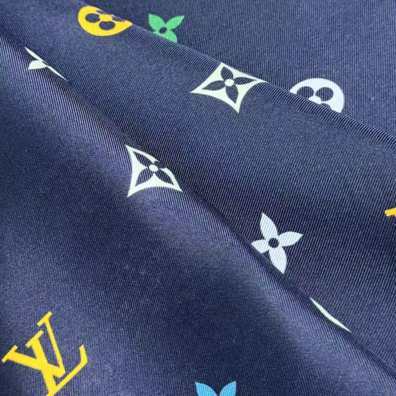 🆕   上新❤️Lv-90双面，方巾以四叶草、海底为灵感，以工致笔触为华美桑蚕丝描绘瞩目设计。LV和动物Monogram
