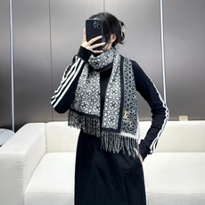 🆕 2024年Lv爆款经典四叶草🍀双面提花爆款围巾🧣!!!非常百搭的一款,搭配大衣,毛衣都非常高级,尺寸刚刚好,及保 🆕 2024年Lv爆款经典四叶草🍀双面提花爆款围巾🧣!!!非常百搭的一款,搭配大衣,毛衣都非常高级,尺寸刚刚好,及保