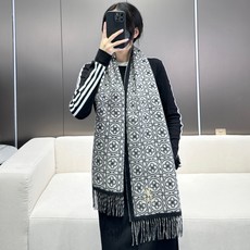 🆕 2024年Lv爆款经典四叶草🍀双面提花爆款围巾🧣!!!非常百搭的一款,搭配大衣,毛衣都非常高级,尺寸刚刚好,及保 🆕 2024年Lv爆款经典四叶草🍀双面提花爆款围巾🧣!!!非常百搭的一款,搭配大衣,毛衣都非常高级,尺寸刚刚好,及保