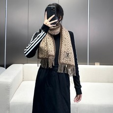 🆕 2024年Lv爆款经典四叶草🍀双面提花爆款围巾🧣!!!非常百搭的一款,搭配大衣,毛衣都非常高级,尺寸刚刚好,及保 🆕 2024年Lv爆款经典四叶草🍀双面提花爆款围巾🧣!!!非常百搭的一款,搭配大衣,毛衣都非常高级,尺寸刚刚好,及保
