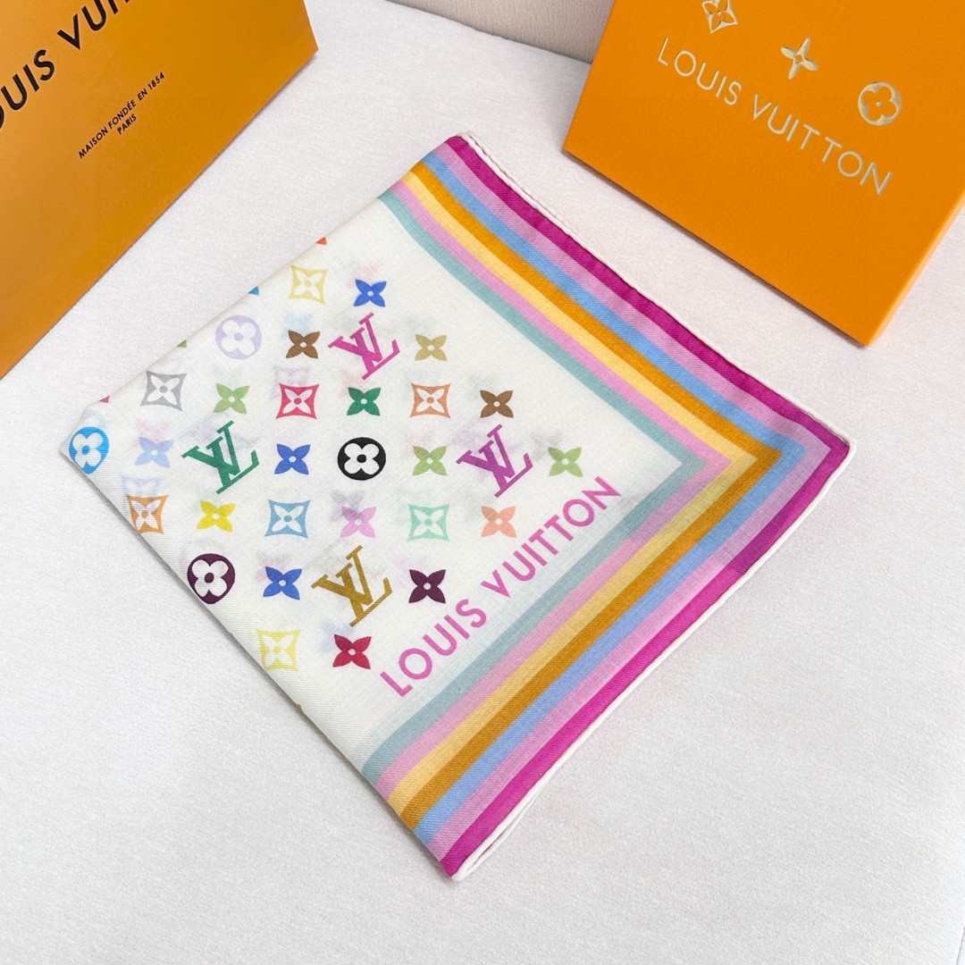 🆕  本款 LV x TM Monogram Multicolor 披肩出自路易威登与知名日本艺术家村上隆的合作系列，为