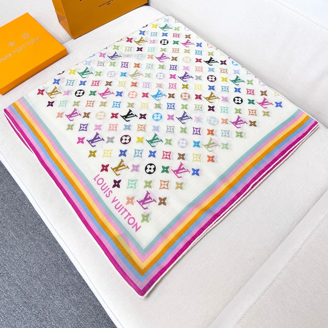 🆕  本款 LV x TM Monogram Multicolor 披肩出自路易威登与知名日本艺术家村上隆的合作系列，为