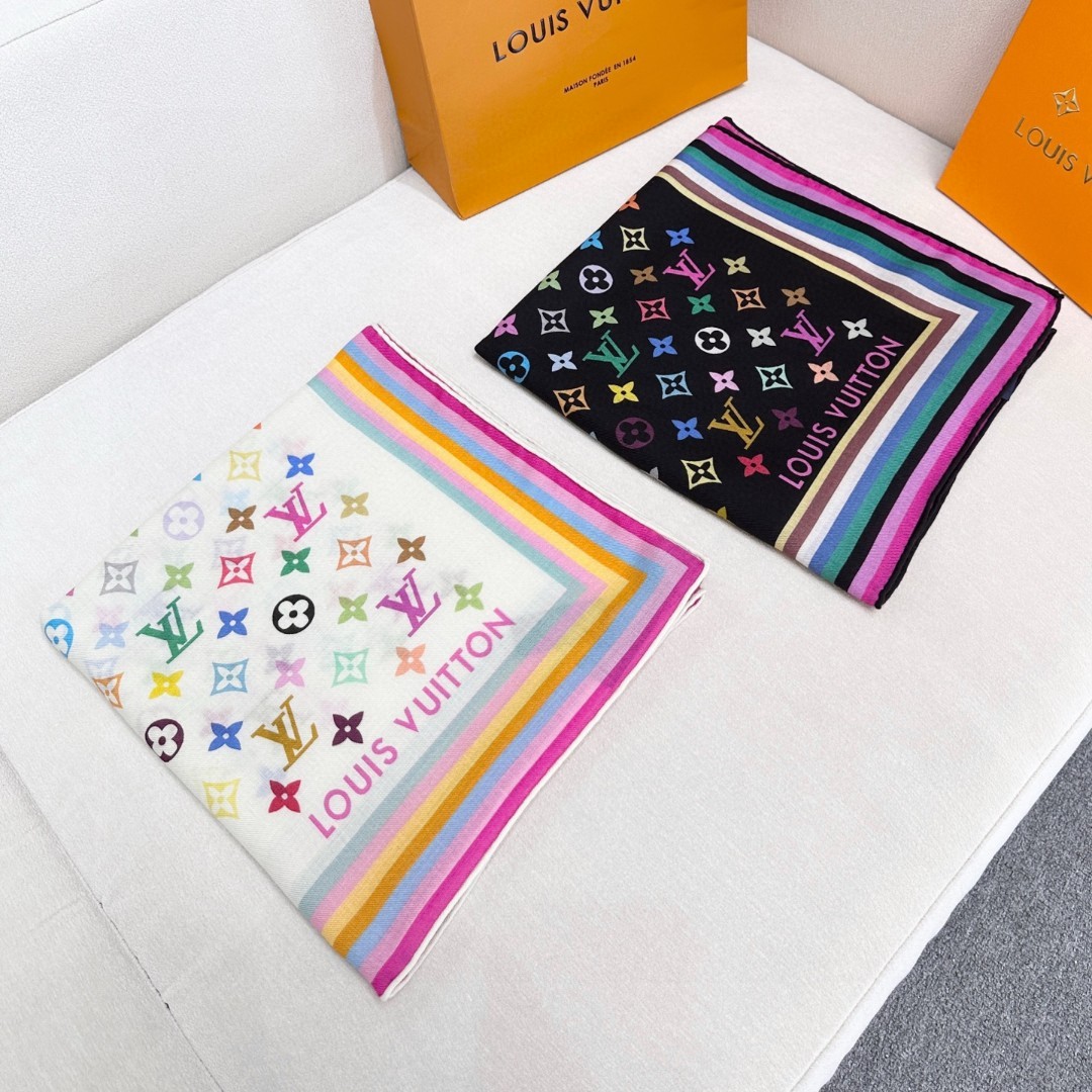 🆕  本款 LV x TM Monogram Multicolor 披肩出自路易威登与知名日本艺术家村上隆的合作系列，为