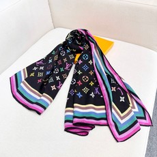 🆕 本款 LV x TM Monogram Multicolor 披肩出自路易威登与知名日本艺术家村上隆的合作系列,为 🆕 本款 LV x TM Monogram Multicolor 披肩出自路易威登与知名日本艺术家村上隆的合作系列,为