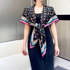 🆕 本款 LV x TM Monogram Multicolor 披肩出自路易威登与知名日本艺术家村上隆的合作系列,为 🆕 本款 LV x TM Monogram Multicolor 披肩出自路易威登与知名日本艺术家村上隆的合作系列,为
