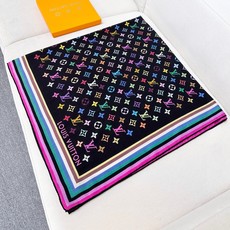 🆕 本款 LV x TM Monogram Multicolor 披肩出自路易威登与知名日本艺术家村上隆的合作系列,为 🆕 本款 LV x TM Monogram Multicolor 披肩出自路易威登与知名日本艺术家村上隆的合作系列,为