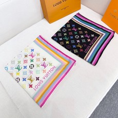 🆕 本款 LV x TM Monogram Multicolor 披肩出自路易威登与知名日本艺术家村上隆的合作系列,为 🆕 本款 LV x TM Monogram Multicolor 披肩出自路易威登与知名日本艺术家村上隆的合作系列,为