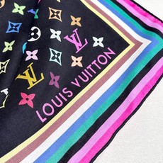🆕 本款 LV x TM Monogram Multicolor 披肩出自路易威登与知名日本艺术家村上隆的合作系列,为 🆕 本款 LV x TM Monogram Multicolor 披肩出自路易威登与知名日本艺术家村上隆的合作系列,为