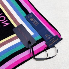 🆕 本款 LV x TM Monogram Multicolor 披肩出自路易威登与知名日本艺术家村上隆的合作系列,为 🆕 本款 LV x TM Monogram Multicolor 披肩出自路易威登与知名日本艺术家村上隆的合作系列,为