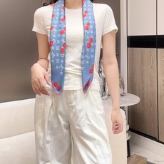 🆕 欧阳娜娜同款,专柜一条难求😂极致双面印花! LV x TM Monogram Cerise 桑蚕丝方巾出自路 🆕 欧阳娜娜同款,专柜一条难求😂极致双面印花! LV x TM Monogram Cerise 桑蚕丝方巾出自路