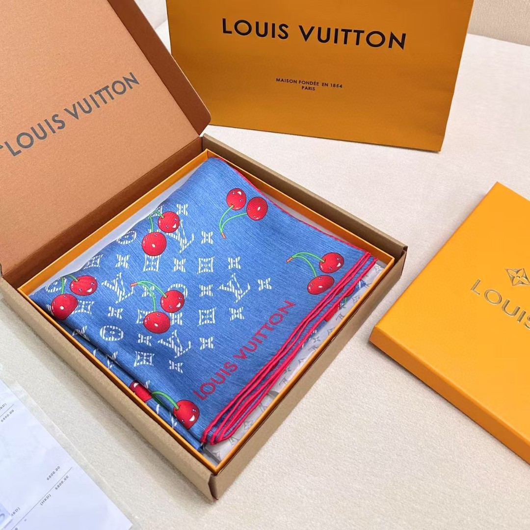 🆕 欧阳娜娜同款,专柜一条难求😂极致双面印花! LV x TM Monogram Cerise 桑蚕丝方巾出自路 🆕 欧阳娜娜同款,专柜一条难求😂极致双面印花! LV x TM Monogram Cerise 桑蚕丝方巾出自路