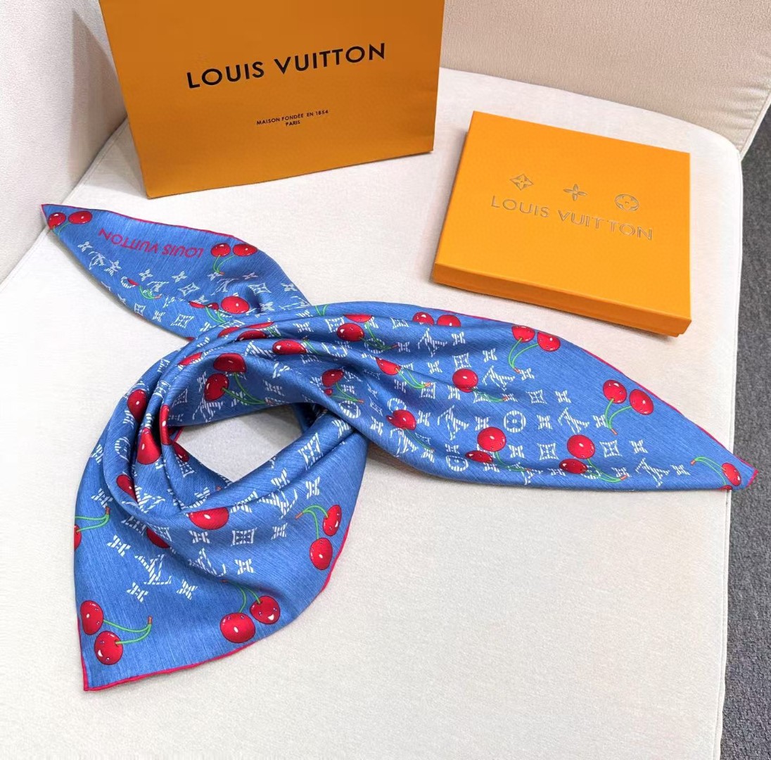 🆕 欧阳娜娜同款,专柜一条难求😂极致双面印花! LV x TM Monogram Cerise 桑蚕丝方巾出自路 🆕 欧阳娜娜同款,专柜一条难求😂极致双面印花! LV x TM Monogram Cerise 桑蚕丝方巾出自路