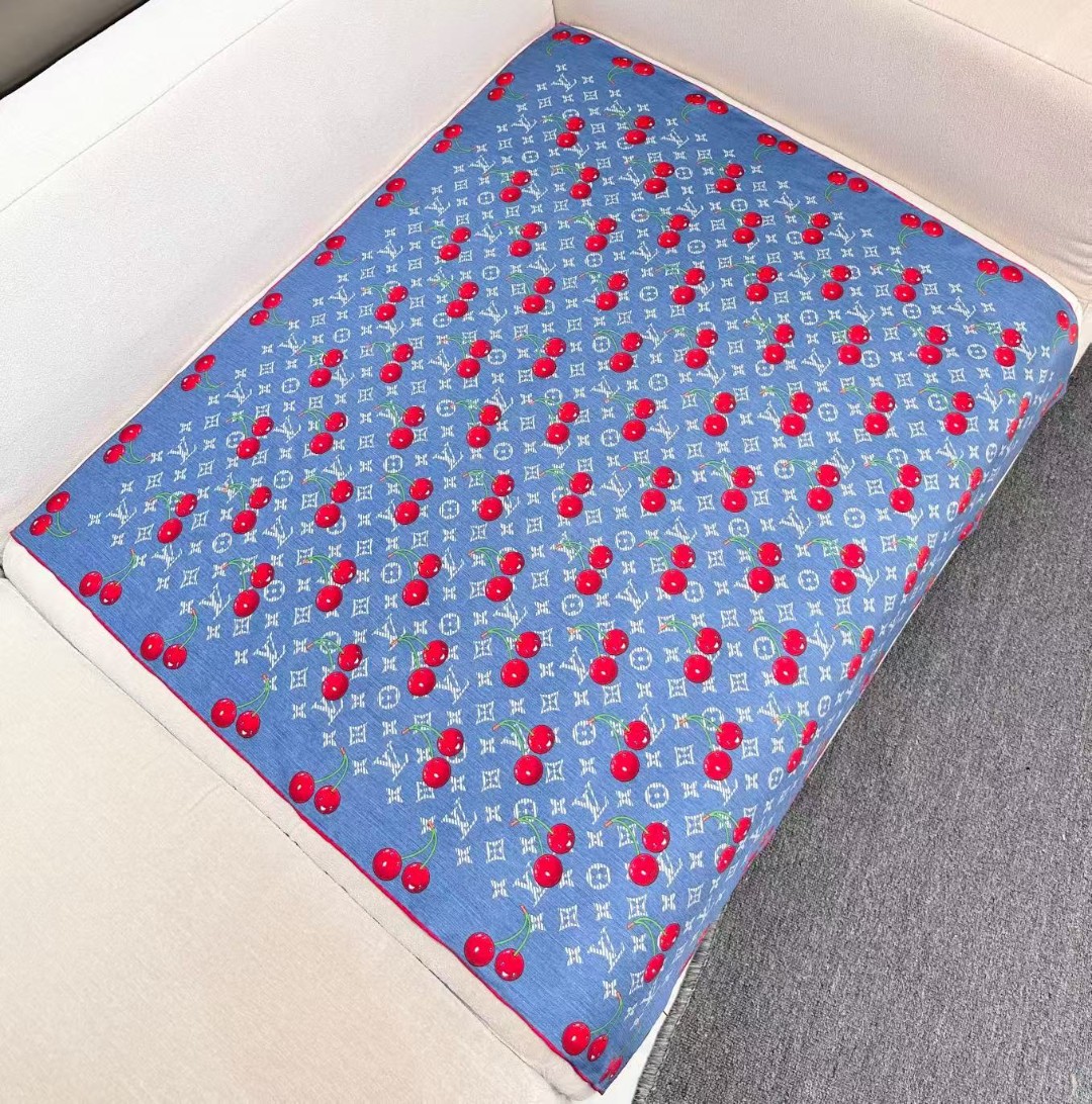🆕 欧阳娜娜同款,专柜一条难求😂极致双面印花! LV x TM Monogram Cerise 桑蚕丝方巾出自路 🆕 欧阳娜娜同款,专柜一条难求😂极致双面印花! LV x TM Monogram Cerise 桑蚕丝方巾出自路