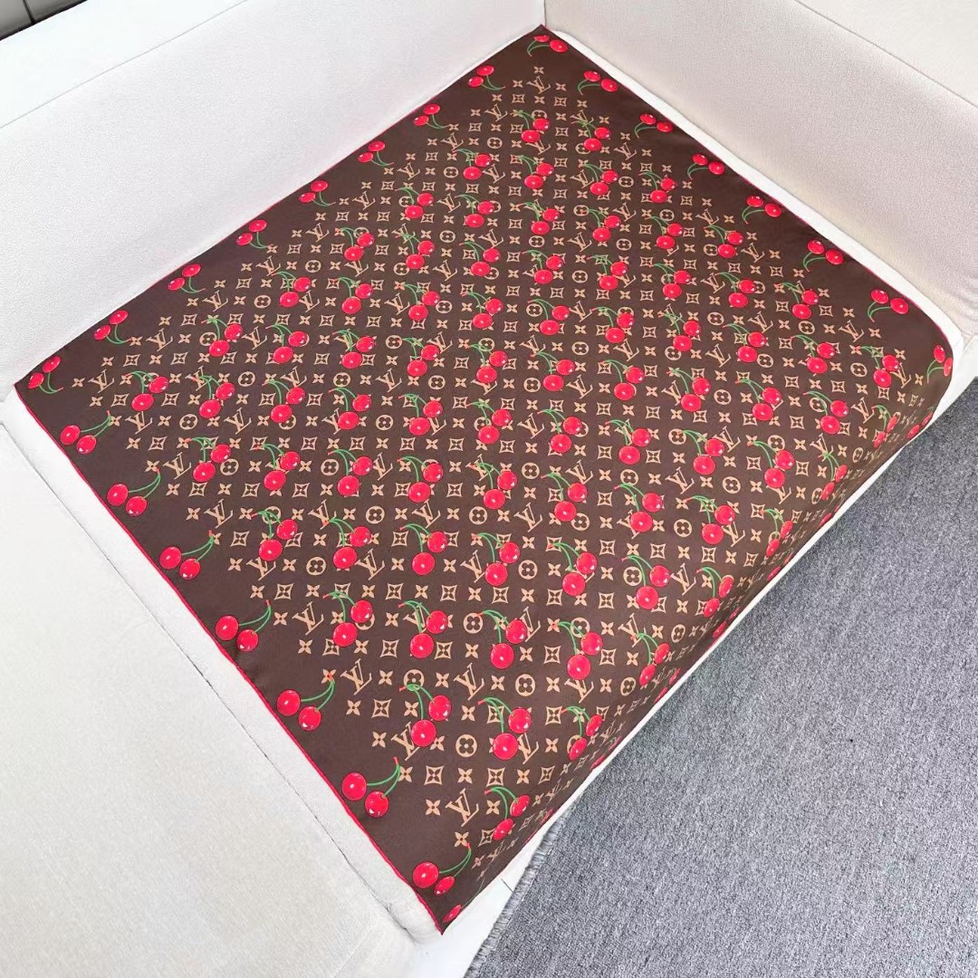 🆕 欧阳娜娜同款,专柜一条难求😂极致双面印花! LV x TM Monogram Cerise 桑蚕丝方巾出自路 🆕 欧阳娜娜同款,专柜一条难求😂极致双面印花! LV x TM Monogram Cerise 桑蚕丝方巾出自路