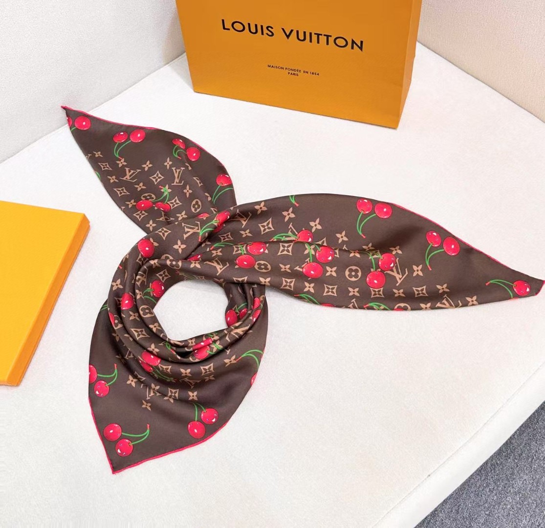 🆕 欧阳娜娜同款,专柜一条难求😂极致双面印花! LV x TM Monogram Cerise 桑蚕丝方巾出自路 🆕 欧阳娜娜同款,专柜一条难求😂极致双面印花! LV x TM Monogram Cerise 桑蚕丝方巾出自路