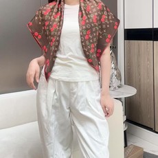 🆕 欧阳娜娜同款,专柜一条难求😂极致双面印花! LV x TM Monogram Cerise 桑蚕丝方巾出自路 🆕 欧阳娜娜同款,专柜一条难求😂极致双面印花! LV x TM Monogram Cerise 桑蚕丝方巾出自路