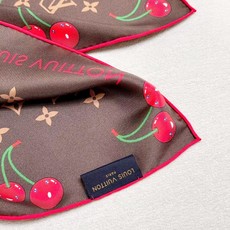 🆕 欧阳娜娜同款,专柜一条难求😂极致双面印花! LV x TM Monogram Cerise 桑蚕丝方巾出自路 🆕 欧阳娜娜同款,专柜一条难求😂极致双面印花! LV x TM Monogram Cerise 桑蚕丝方巾出自路