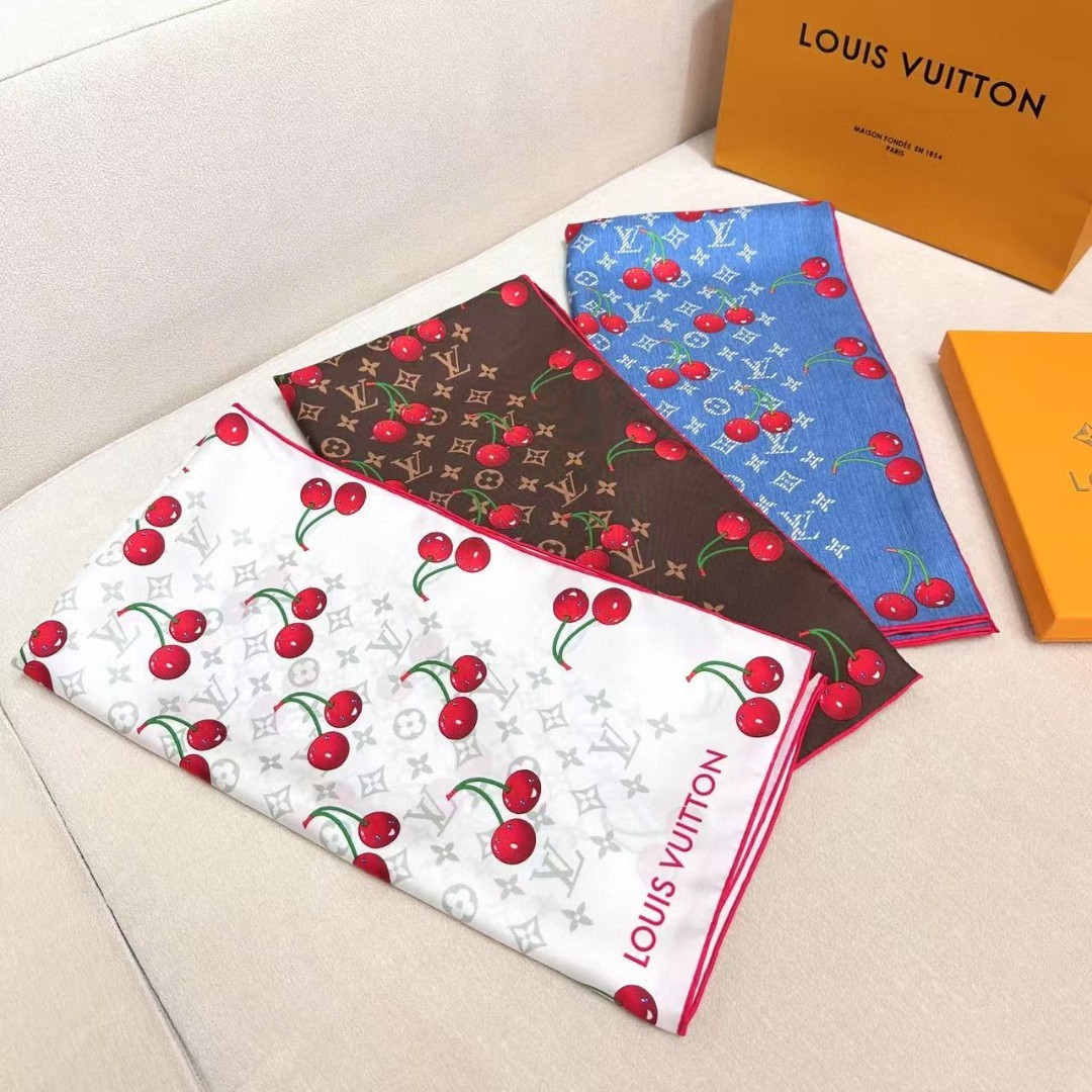 🆕 欧阳娜娜同款,专柜一条难求😂极致双面印花! LV x TM Monogram Cerise 桑蚕丝方巾出自路 🆕 欧阳娜娜同款,专柜一条难求😂极致双面印花! LV x TM Monogram Cerise 桑蚕丝方巾出自路