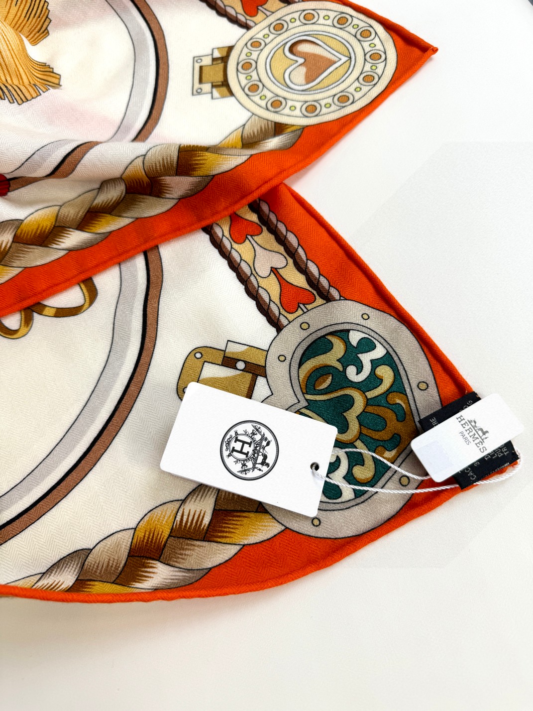 🆕   2024年专柜同步 Hermes【双面同色 顶级丝绒方巾140推荐💕顶级工艺超值‼️爱马仕专柜爆款🎁🎁羊绒方巾💟