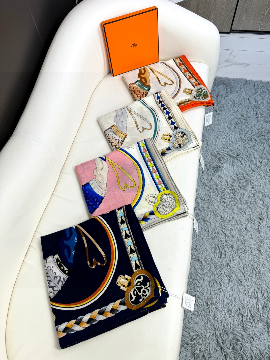 🆕   2024年专柜同步 Hermes【双面同色 顶级丝绒方巾140推荐💕顶级工艺超值‼️爱马仕专柜爆款🎁🎁羊绒方巾💟
