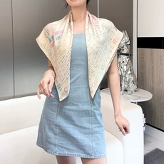 🆕 。品名: 多彩康鹏 面料:真丝 尺寸:90*90 颜色:黑色 米白色 时尚就是经典不断变换的过程 经典重现 香家 🆕 。品名: 多彩康鹏 面料:真丝 尺寸:90*90 颜色:黑色 米白色 时尚就是经典不断变换的过程 经典重现 香家