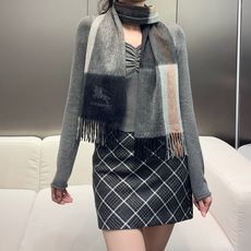 🆕 新款到!百分之百山羊绒!2024年巴宝利难得的高端男款,非常正的男士围巾~面料大爱,非常柔软细腻舒服‼大气简约, 🆕 新款到!百分之百山羊绒!2024年巴宝利难得的高端男款,非常正的男士围巾~面料大爱,非常柔软细腻舒服‼大气简约,
