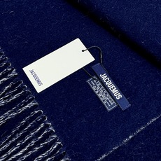 🆕 ✨Jacquemus 双面围巾❗今年真的被疯狂种草 今年冬天就非宠这条 好看的要疯掉了,太有型太有魅力了❗❗非常斯 🆕 ✨Jacquemus 双面围巾❗今年真的被疯狂种草 今年冬天就非宠这条 好看的要疯掉了,太有型太有魅力了❗❗非常斯