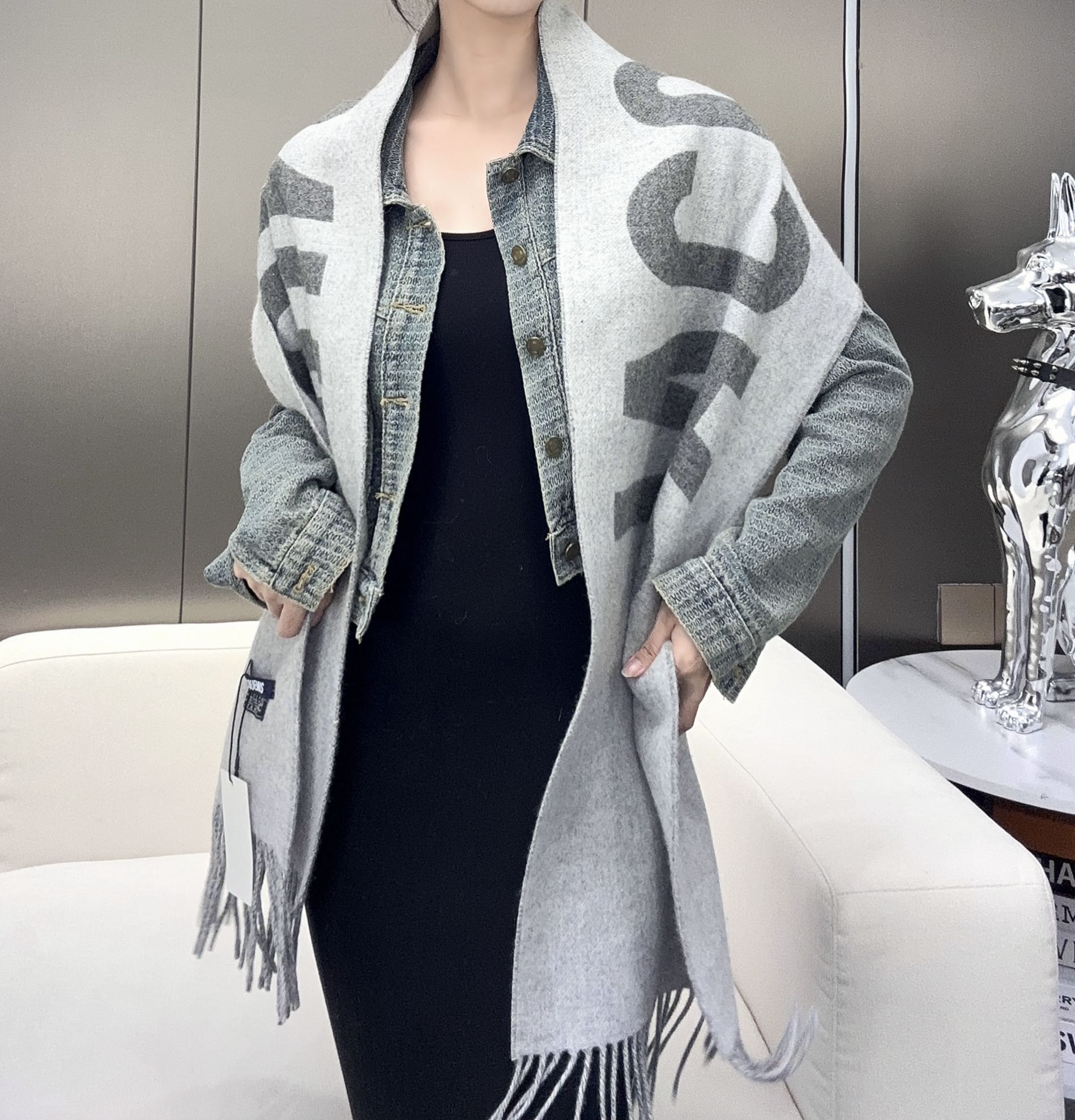 🆕 ✨Jacquemus 双面围巾❗今年真的被疯狂种草 今年冬天就非宠这条 好看的要疯掉了,太有型太有魅力了❗❗非常斯 🆕 ✨Jacquemus 双面围巾❗今年真的被疯狂种草 今年冬天就非宠这条 好看的要疯掉了,太有型太有魅力了❗❗非常斯