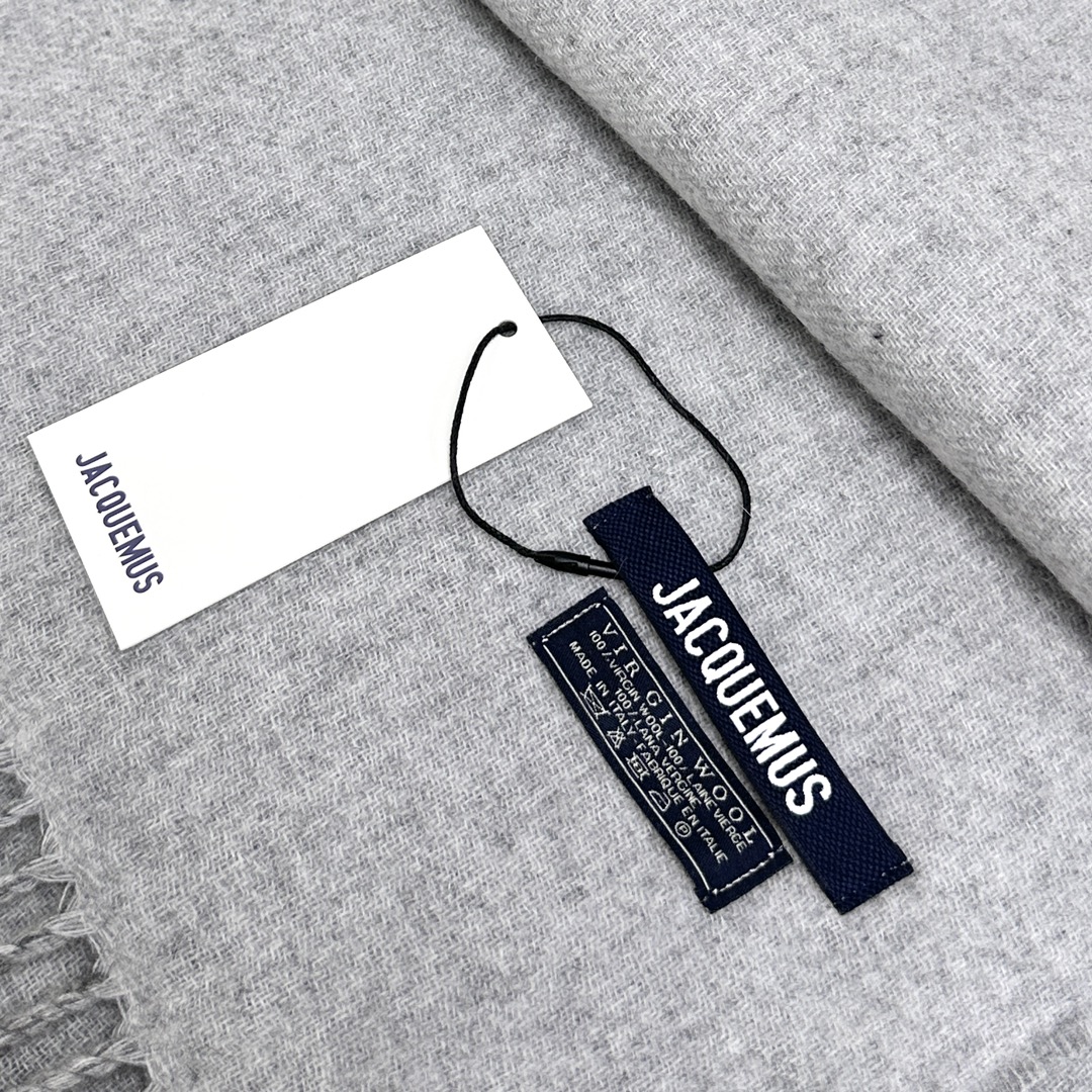 🆕 ✨Jacquemus 双面围巾❗今年真的被疯狂种草 今年冬天就非宠这条 好看的要疯掉了,太有型太有魅力了❗❗非常斯 🆕 ✨Jacquemus 双面围巾❗今年真的被疯狂种草 今年冬天就非宠这条 好看的要疯掉了,太有型太有魅力了❗❗非常斯